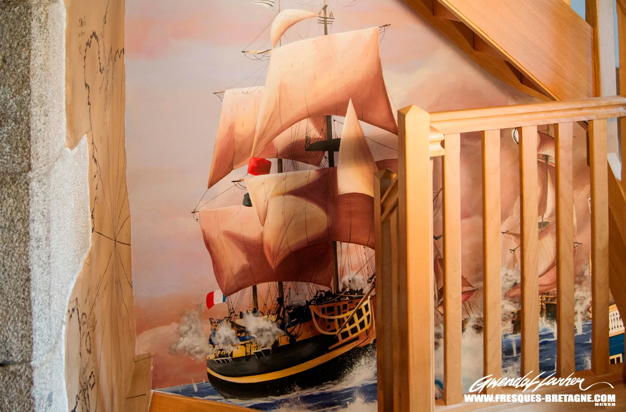 Détail d'un voilier de la bataille navale peinte en trompe-l'œil dans la cage d'escalier d'un particulier à Morlaix